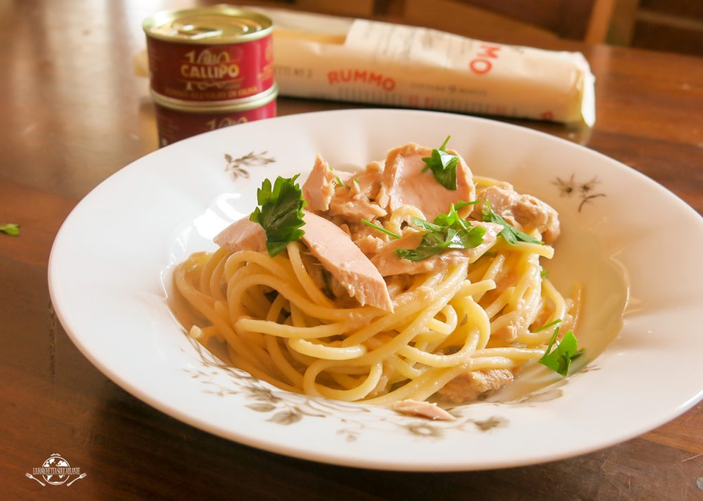 Spaghetti al tonno con filetti di tonno Callipo e spaghetti Rummo n°5, serviti con prezzemolo fresco e olio d’oliva.