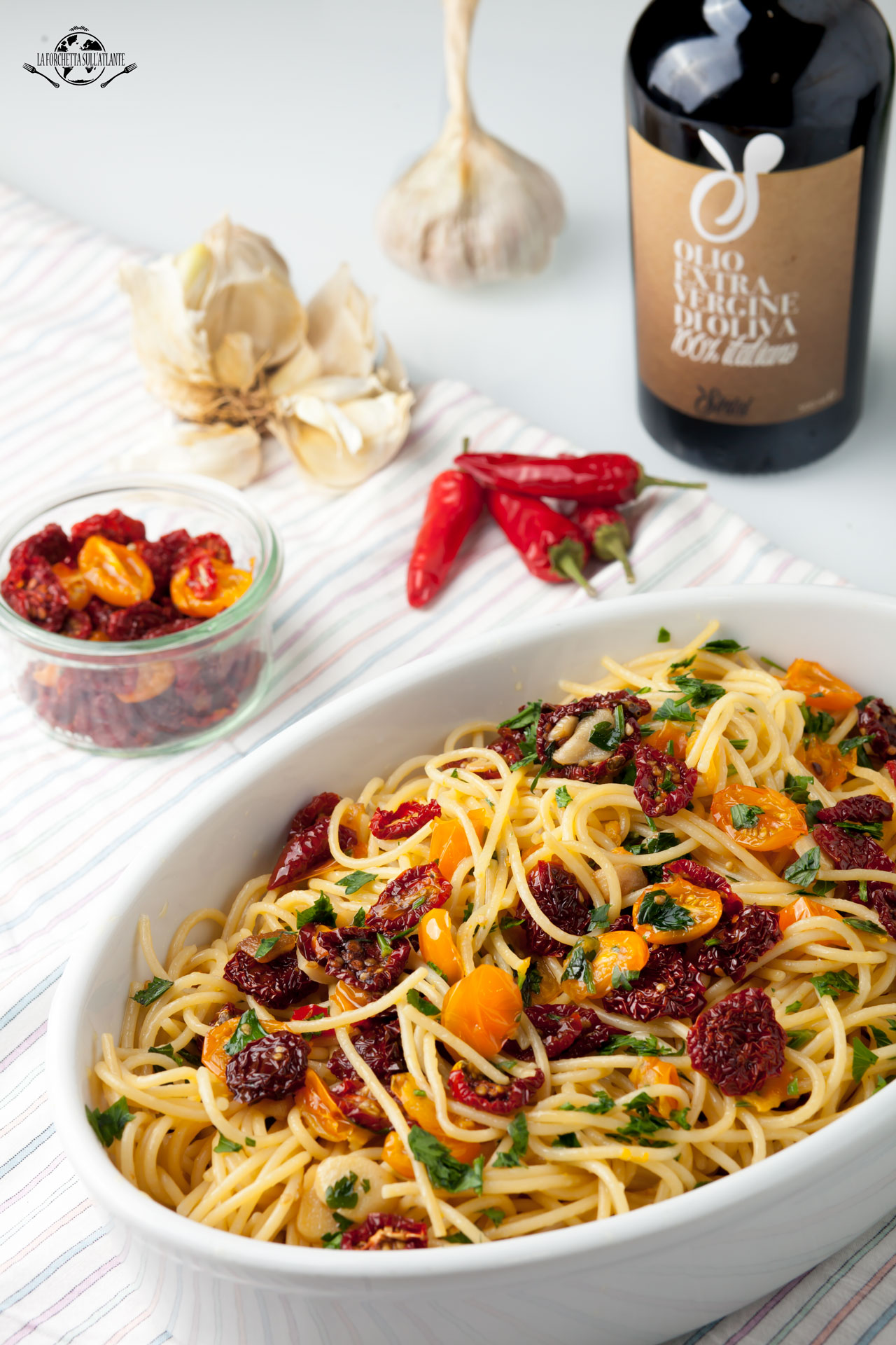 Spaghetti aglio, olio e peperoncino con pomodorini semi secchi - La  forchetta sull'atlante